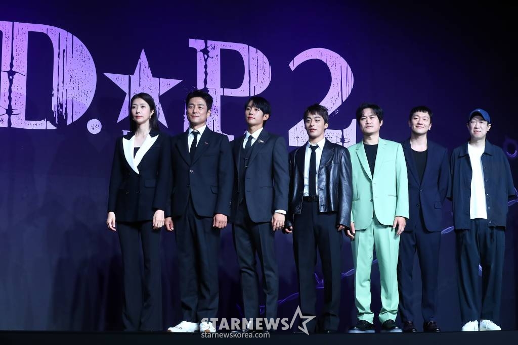 배우 김지현, 지진희, 정해인, 구교환, 김성균, 손석구, 한준희 감독이 18일 오전 서울 강남구 삼성동 그랜드인터컨티넨탈 서울파르나스에서 진행된 넷플릭스 오리지널 'D.P' 시즌2 제작발표회에 참석해 포즈를 취하고 있다. 'D.P' 시즌2는 군무 이탈 체포조(D.P.) 준호(정해인 분)와 호열(구교환 분)이 여전히 변한 게 없는 현실과 부조리에 끊임없이 부딪치며 벌어지는 이야기를 담았다. 오는 28일 공개. 2023.07.18 /사진=김창현 기자 chmt@