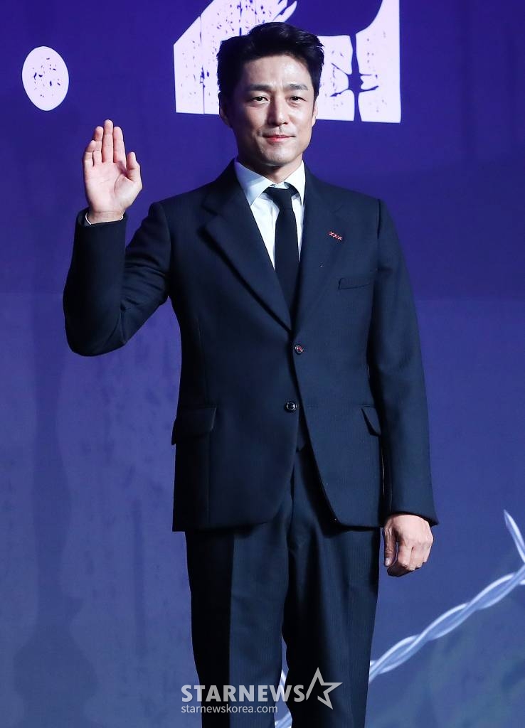 배우 지진희가 18일 오전 서울 강남구 삼성동 그랜드인터컨티넨탈 서울파르나스에서 진행된 넷플릭스 오리지널 'D.P' 시즌2 제작발표회에 참석해 포즈를 취하고 있다. 'D.P' 시즌2는 군무 이탈 체포조(D.P.) 준호(정해인 분)와 호열(구교환 분)이 여전히 변한 게 없는 현실과 부조리에 끊임없이 부딪치며 벌어지는 이야기를 담았다. 오는 28일 공개. 2023.07.18 /사진=김창현 기자 chmt@