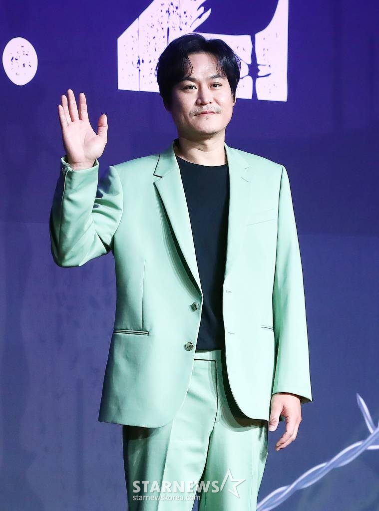배우 김성균이 18일 오전 서울 강남구 삼성동 그랜드인터컨티넨탈 서울파르나스에서 진행된 넷플릭스 오리지널 'D.P' 시즌2 제작발표회에 참석해 포즈를 취하고 있다. 'D.P' 시즌2는 군무 이탈 체포조(D.P.) 준호(정해인 분)와 호열(구교환 분)이 여전히 변한 게 없는 현실과 부조리에 끊임없이 부딪치며 벌어지는 이야기를 담았다. 오는 28일 공개. 2023.07.18 /사진=김창현 기자 chmt@