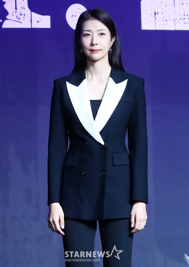 배우 김지현이 18일 오전 서울 강남구 삼성동 그랜드인터컨티넨탈 서울파르나스에서 진행된 넷플릭스 오리지널 'D.P' 시즌2 제작발표회에 참석해 포즈를 취하고 있다. 'D.P' 시즌2는 군무 이탈 체포조(D.P.) 준호(정해인 분)와 호열(구교환 분)이 여전히 변한 게 없는 현실과 부조리에 끊임없이 부딪치며 벌어지는 이야기를 담았다. 오는 28일 공개. 2023.07.18 /사진=김창현 기자 chmt@