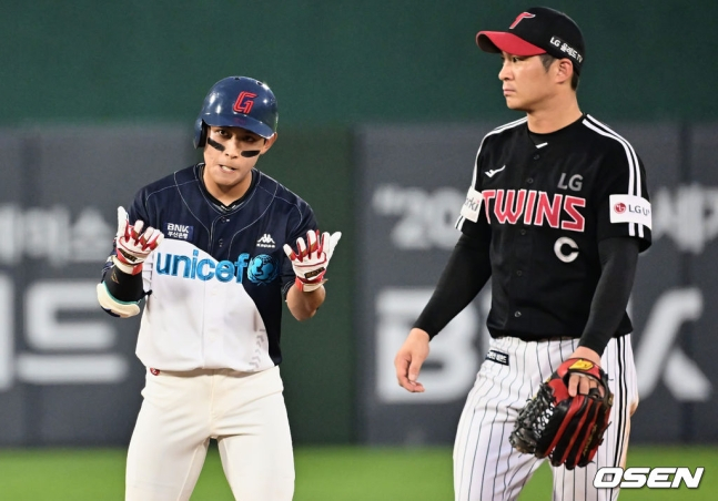 롯데 황성빈(왼쪽)이 9일 사직 LG전에서 6회 말 우익수 쪽 2루타를 치고 세리머니를 하고 있다.