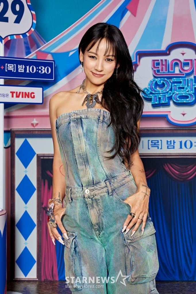 가수 이효리가 23일 오전 온라인으로 진행된 tvN '댄스가스 유랑단' 제작발표회에 참석해 포즈를 취하고 있다. '댄스가수 유랑단'은 국내 최고의 아티스트 김완선, 엄정화, 이효리, 보아, 화사가 전국을 돌며, 사람들의 일상 속으로 들어가 팬들을 직접 대면하고 함께 즐기는 전국 투어 콘서트 이야기. 오는 25일 첫 방송. / 사진제공 = tvN /사진=김창현 기자 chmt@