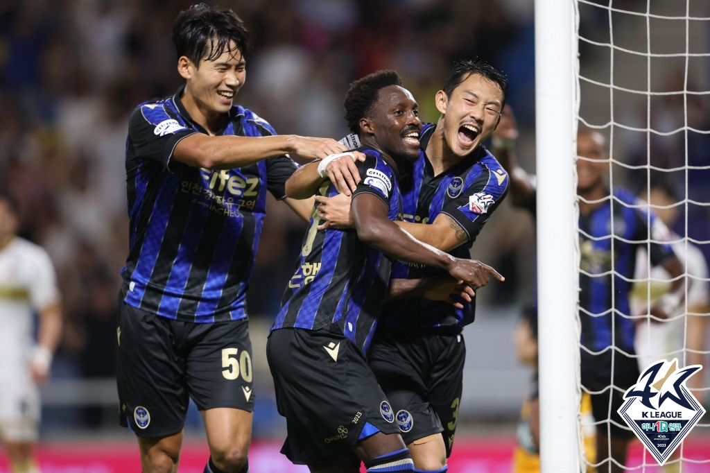 제르소(가운데)가 지난 16일 인천축구전용경기장에서 열린 인천 유나이티드와 대전 하나시티즌의 경기에서 득점 후 기뻐하고 있다. /사진=한국프로축구연맹