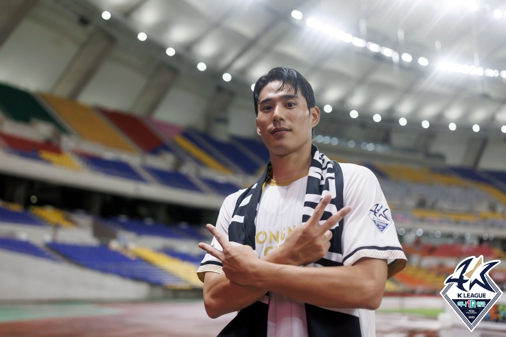 진성욱이 승리의 V자를 그리고 있다. /사진=한국프로축구연맹