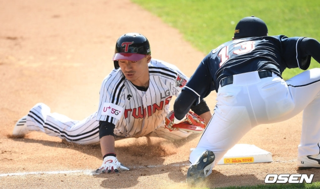 LG 신민재.(왼쪽)