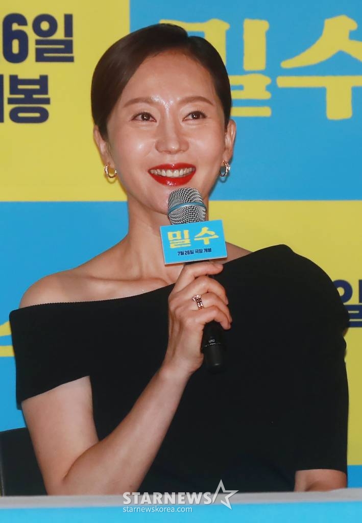 배우 염정아가 18일 오후 서울 CGV용산아이파크몰에서 진행된 영화 '밀수'(감독 류승완) 언론시사회에 참석해 질문에 답하고 있다. 바다에 던져진 생필품을 건지며 생계를 이어가던 사람들 앞에 일생일대의 큰 판이 벌어지면서 휘말리는 해양범죄활극 '밀수'는 7월 26일 개봉한다. /2023.07.18 /사진=이동훈 기자 photoguy@