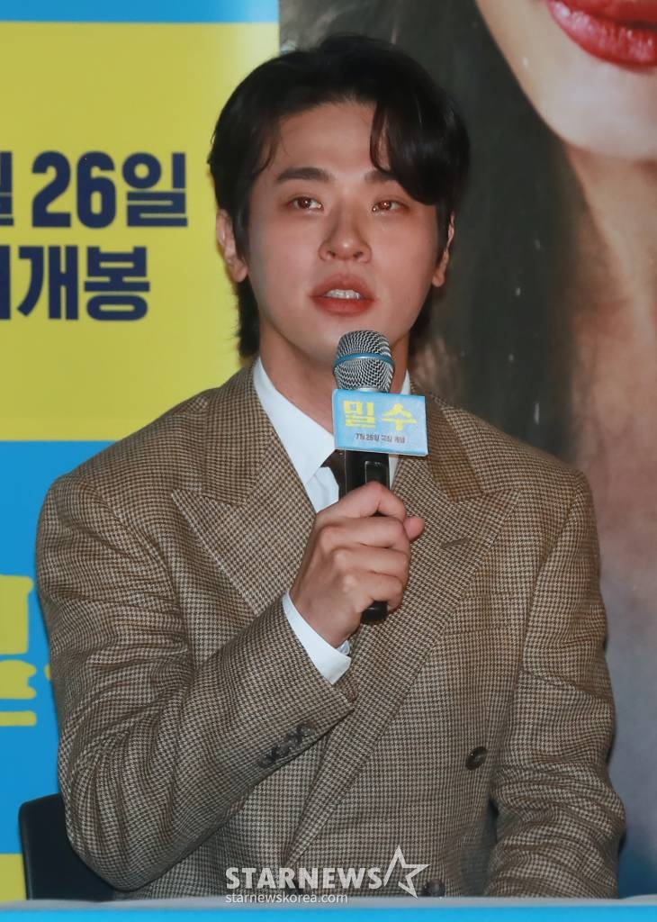 배우 박정민이 18일 오후 서울 CGV용산아이파크몰에서 진행된 영화 '밀수'(감독 류승완) 언론시사회에 참석해 질문에 답하고 있다. 바다에 던져진 생필품을 건지며 생계를 이어가던 사람들 앞에 일생일대의 큰 판이 벌어지면서 휘말리는 해양범죄활극 '밀수'는 7월 26일 개봉한다. /2023.07.18 /사진=이동훈 기자 photoguy@