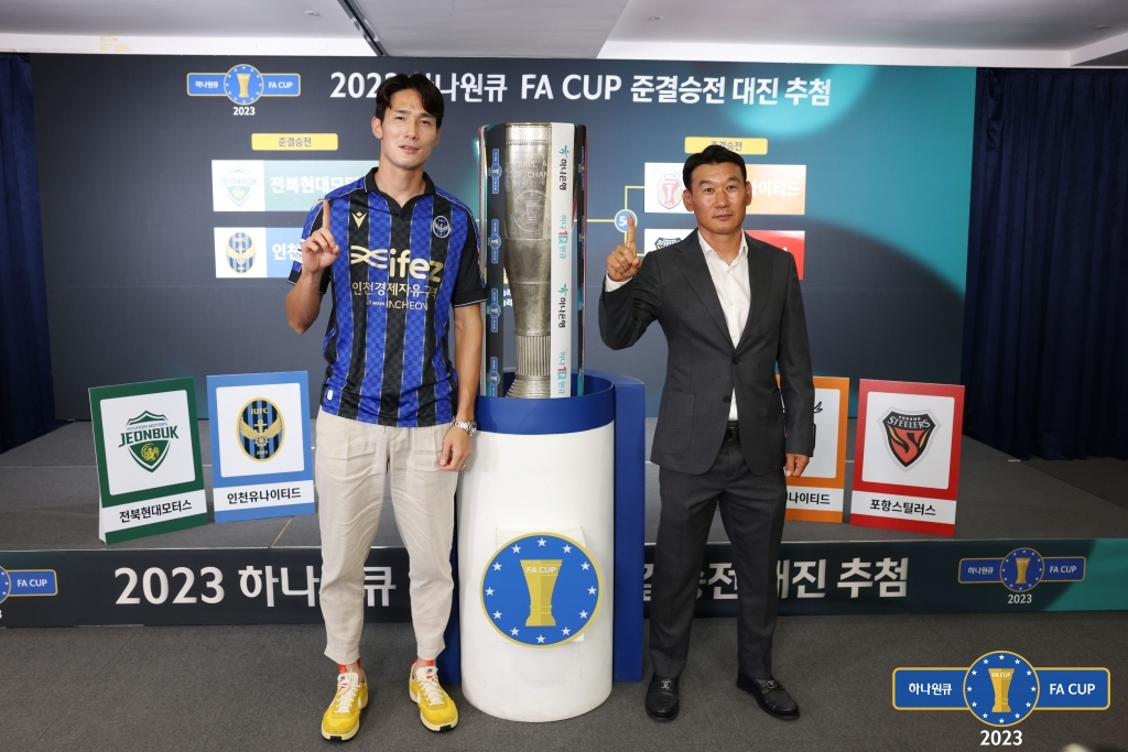 오반석(왼쪽)과 조성환 감독. /사진=대한축구협회