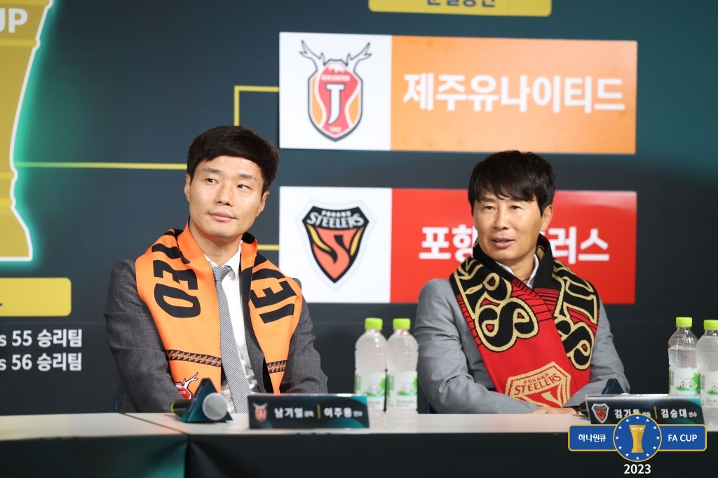 남기일 감독(왼쪽)과 김기동 감독. /사진=대한축구협회