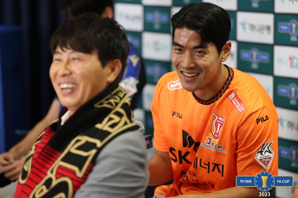 김기동 감독(왼쪽)과 이주용. /사진=대한축구협회