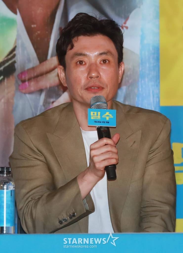 류승완 감독이 18일 오후 서울 CGV용산아이파크몰에서 진행된 영화 '밀수'(감독 류승완) 언론시사회에 참석해 질문에 답하고 있다. 바다에 던져진 생필품을 건지며 생계를 이어가던 사람들 앞에 일생일대의 큰 판이 벌어지면서 휘말리는 해양범죄활극 '밀수'는 7월 26일 개봉한다. /2023.07.18 /사진=이동훈 기자 photoguy@