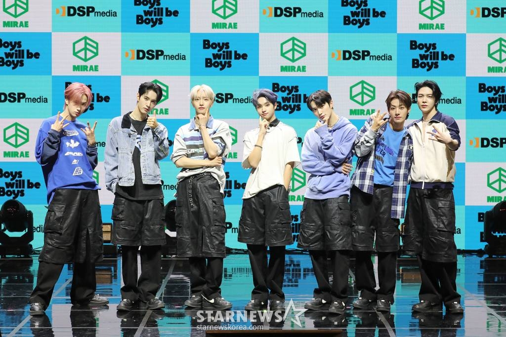 그룹 미래소년이 19일 오후 서울  연세대학교 백주년기념관에서 진행된 미니 5집 'Boys will be Boys'(보이즈 윌 비 보이즈) 발매기념 쇼케이스에서 포즈를 취하고 있다. /사진제공=DSP미디어 2023.07.19 /사진=이동훈 기자 photoguy@