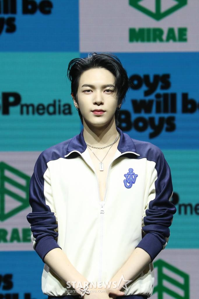 그룹 미래소년 이준혁이 19일 오후 서울  연세대학교 백주년기념관에서 진행된 미니 5집 'Boys will be Boys'(보이즈 윌 비 보이즈) 발매기념 쇼케이스에서 포즈를 취하고 있다. /사진제공=DSP미디어 2023.07.19 /사진=이동훈 기자 photoguy@