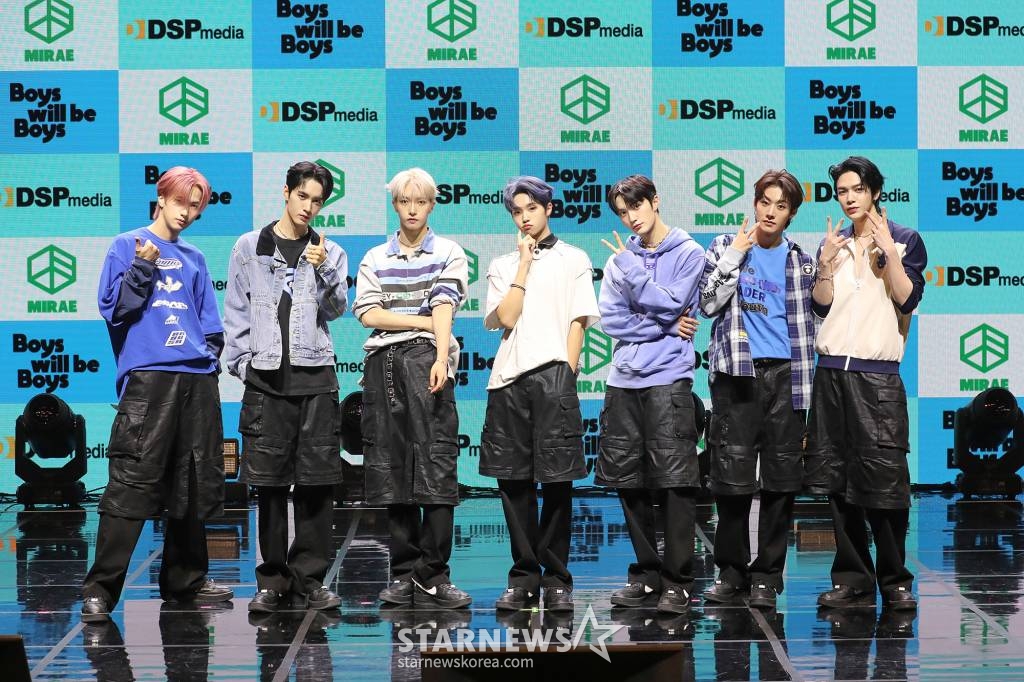 그룹 미래소년이 19일 오후 서울  연세대학교 백주년기념관에서 진행된 미니 5집 'Boys will be Boys'(보이즈 윌 비 보이즈) 발매기념 쇼케이스에서 포즈를 취하고 있다. /사진제공=DSP미디어 2023.07.19 /사진=이동훈 기자 photoguy@