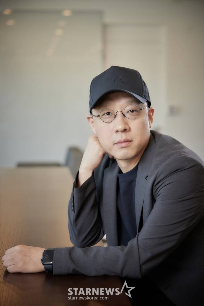 영화 '비공식작전' 김성훈 감독이 19일 오후 서울 종로구 삼청동의 한 카페에서 진행된 인터뷰에 앞서 포즈를 취하고 있다.  '비공식작전'은 실종된 동료를 구하기 위해 레바논으로 떠난 외교관 '민준'(하정우 분)과 현지 택시기사 '판수'(주지훈 분)의 버디 액션 영화. 최초의 한국 외교관 납치 사건에서 모티브를 얻은 영화는 '피랍'과 '21개월 뒤 생환'이라는 시작과 끝만 실제 사건에서 따온 후, 그 과정 속 인물들과 스토리를 영화적 상상력으로 채우면서 여느 실화 소재 영화와 다른 방향으로 전개를 튼다. 내달 2일 개봉. / 사진제공 = 쇼박스 /사진=김창현 기자 chmt@