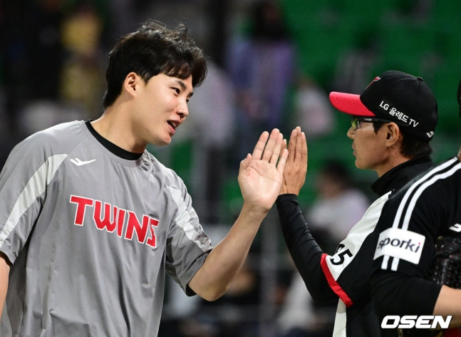 임찬규(왼쪽)가 승리를 챙긴 뒤 염경엽 감독과 하이파이브를 하고 있다. /사진=OSEN