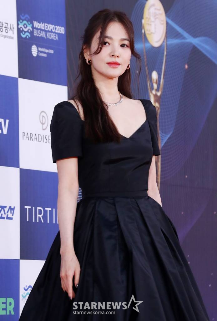 배우 송혜교가 19일 오후 인천 파라다이스 시티에서 열린 '제2회 청룡시리즈어워즈(Bluedragon Series Awards)' 레드카펫 행사에서 포즈를 취하고 있다. '청룡시리즈어워즈'는 넷플릭스부터 디즈니+(플러스), 시즌, 애플TV+(플러스), 왓챠, 웨이브, 카카오TV, 쿠팡플레이, 티빙이 제작하거나 투자한 국내 드라마와 예능을 대상으로 한 국내 최초, 단독 시상식이다. 2023.07.19 /사진=김창현 기자 chmt@