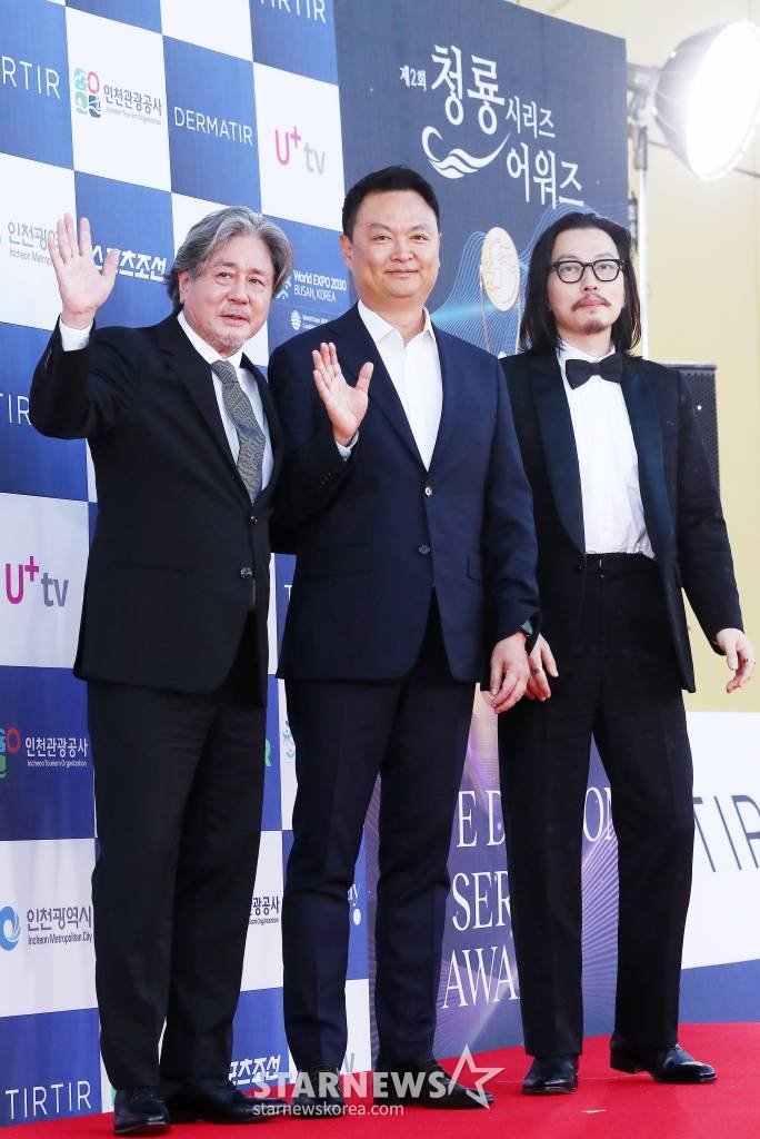 강윤성 감독(가운데), 배우 최민식, 이동휘가 19일 오후 인천 파라다이스 시티에서 열린 '제2회 청룡시리즈어워즈(Bluedragon Series Awards)' 레드카펫 행사에 참석하고 있다. '청룡시리즈어워즈'는 넷플릭스부터 디즈니+(플러스), 시즌, 애플TV+(플러스), 왓챠, 웨이브, 카카오TV, 쿠팡플레이, 티빙이 제작하거나 투자한 국내 드라마와 예능을 대상으로 한 국내 최초, 단독 시상식이다. 2023.07.19 /사진=김창현 기자 chmt@