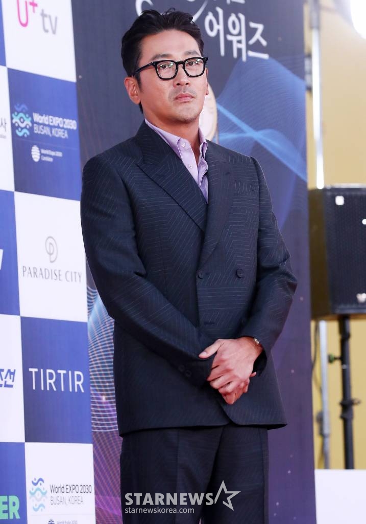 배우 하정우가 19일 오후 인천 파라다이스 시티에서 열린 '제2회 청룡시리즈어워즈(Bluedragon Series Awards)' 레드카펫 행사에 참석하고 있다. '청룡시리즈어워즈'는 넷플릭스부터 디즈니+(플러스), 시즌, 애플TV+(플러스), 왓챠, 웨이브, 카카오TV, 쿠팡플레이, 티빙이 제작하거나 투자한 국내 드라마와 예능을 대상으로 한 국내 최초, 단독 시상식이다. 2023.07.19 /사진=김창현 기자 chmt@