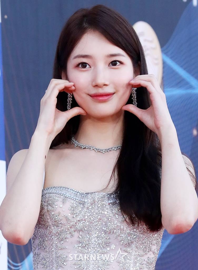 배우 배수지가 19일 오후 인천 파라다이스 시티에서 열린 '제2회 청룡시리즈어워즈(Bluedragon Series Awards)' 레드카펫 행사에 참석하고 있다. '청룡시리즈어워즈'는 넷플릭스부터 디즈니+(플러스), 시즌, 애플TV+(플러스), 왓챠, 웨이브, 카카오TV, 쿠팡플레이, 티빙이 제작하거나 투자한 국내 드라마와 예능을 대상으로 한 국내 최초, 단독 시상식이다. 2023.07.19 /사진=김창현 기자 chmt@