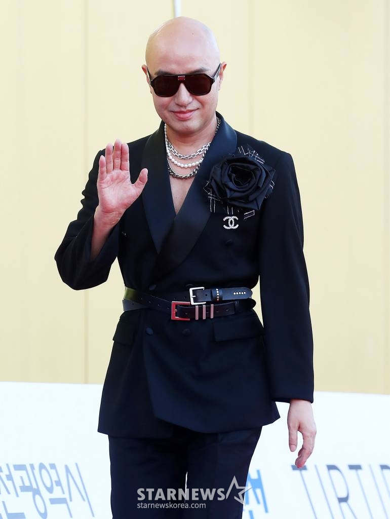 방송인 홍석천이 19일 오후 인천 파라다이스 시티에서 열린 '제2회 청룡시리즈어워즈(Bluedragon Series Awards)' 레드카펫 행사에 참석하고 있다. '청룡시리즈어워즈'는 넷플릭스부터 디즈니+(플러스), 시즌, 애플TV+(플러스), 왓챠, 웨이브, 카카오TV, 쿠팡플레이, 티빙이 제작하거나 투자한 국내 드라마와 예능을 대상으로 한 국내 최초, 단독 시상식이다. 2023.07.19 /사진=김창현 기자 chmt@