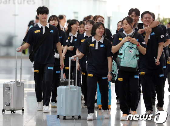 한국 경영 선수단이 20일 오전 인천국제공항 제1터미널을 통해 일본 후쿠오카로 출국하고 있다. /사진=뉴스1