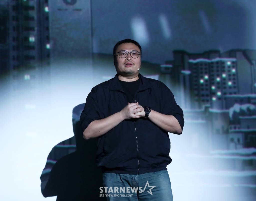 강풀 작가가 20일 오후 서울 용산구 아이파크몰 CGV에서 진행된 디즈니+ 오리지널 시리즈 '무빙' 크리에이터스 토크 행사에 참석해 발표하고 있다.  '무빙'은 초능력을 숨긴 채 현재를 살아가는 아이들과 아픈 비밀을 감춘 채 과거를 살아온 부모들의 이야기를 그린 휴먼 액션 시리즈다. 배우 류승룡, 한효주, 조인성, 차태현, 류승범, 김성균, 김희원, 문성근 등 화려한 캐스팅 라인업을 자랑한다.   '무빙'은 강풀 작가의 동명 웹툰을 원작으로 '킹덤 시즌2' 박인제 감독을 비롯해 '오징어 게임', '파친코' 등에 참여한 최고의 제작진이 만들어낸 웰메이드 프로젝트다. 8월 9일 공개. 2023.07.20 /사진=김창현 기자 chmt@