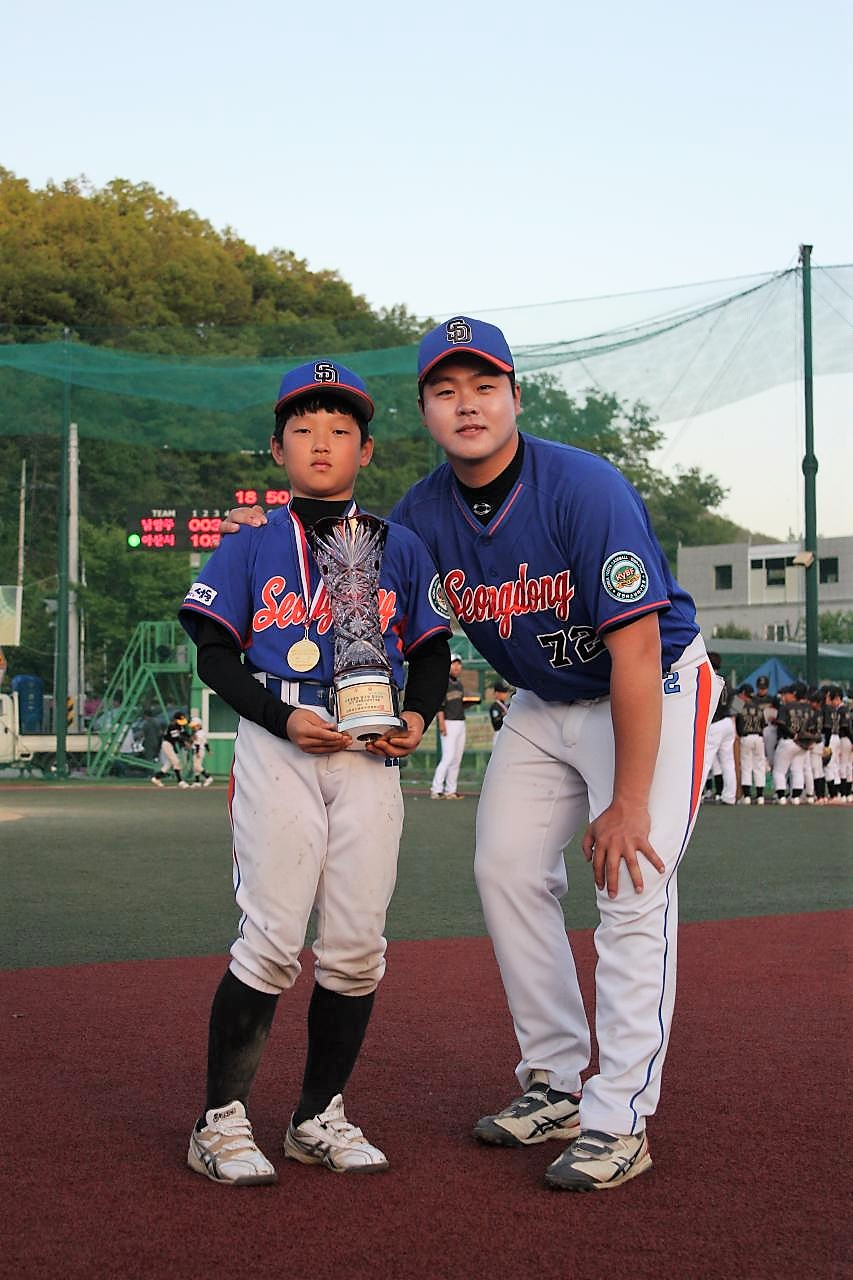 박건우(왼쪽)가 초등학교 4학년 시절 김현우(오른쪽) 서울 성동구유소년야구단 감독과 함께 사진을 찍은 모습. 사진=대한유소년야구연맹
