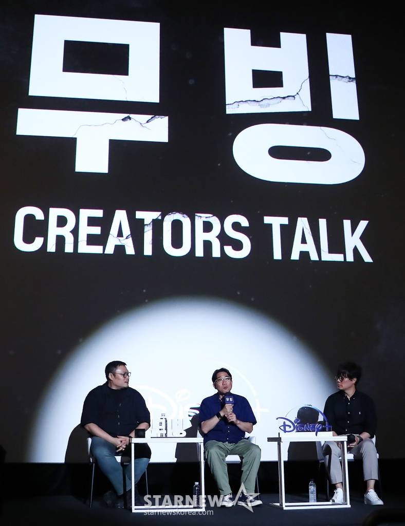 20일 오후 서울 용산구 아이파크몰 CGV에서 디즈니+ 오리지널 시리즈 '무빙' 크리에이터스 토크 행사가 진행되고 있다. '무빙'은 초능력을 숨긴 채 현재를 살아가는 아이들과 아픈 비밀을 감춘 채 과거를 살아온 부모들의 이야기를 그린 휴먼 액션 시리즈다. 배우 류승룡, 한효주, 조인성, 차태현, 류승범, 김성균, 김희원, 문성근 등 화려한 캐스팅 라인업을 자랑한다. '무빙'은 강풀 작가의 동명 웹툰을 원작으로 '킹덤 시즌2' 박인제 감독을 비롯해 '오징어 게임', '파친코' 등에 참여한 최고의 제작진이 만들어낸 웰메이드 프로젝트다. 8월 9일 공개. 2023.07.20 /사진=김창현 기자 chmt@