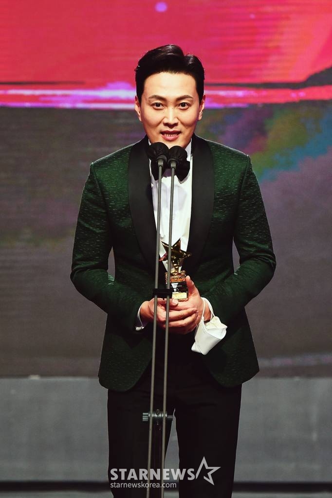 개그맨 문천식이 29일 오후 서울 마포구 상암 MBC에서 진행된 '2021 MBC 방송연예대상'에서 라디오 부문 우수상을 수상한 뒤 소감을 밝히고 있다. /사진제공=MBC 2021.12.29 /사진=이동훈 기자 photoguy@