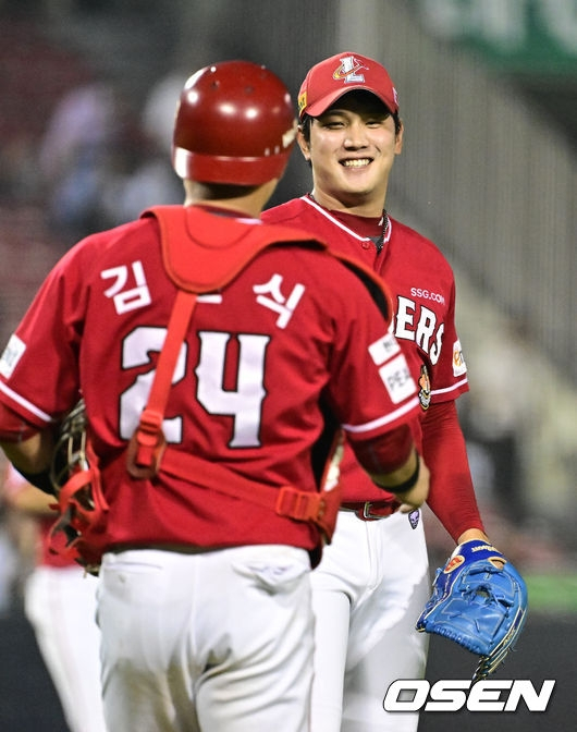 SSG 서진용(오른쪽)이 21일 잠실 LG전에서 시즌 26세이브를 올린 뒤 포수 김민식과 기뻐하고 있다.