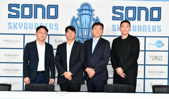 왼쪽부터 소노의 황명호 사무국장, 이기완 단장, 김승기 감독, 주장 김강선. /사진=KBL