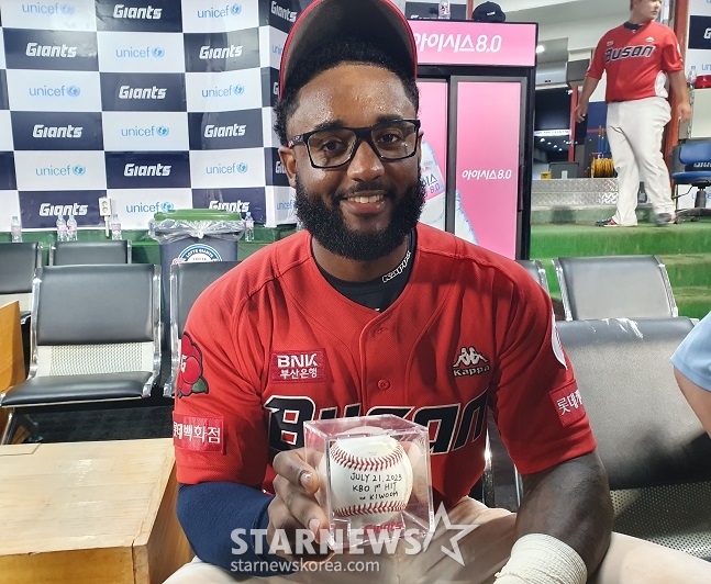 롯데 니코 구드럼이 21일 사직 키움전이 끝난 후 자신의 KBO 리그 첫 안타 기념구를 들고 포즈를 취하고 있다. /사진=양정웅 기자