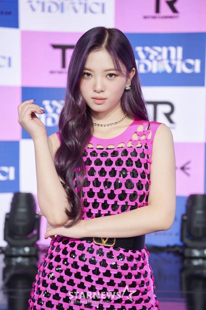걸그룹 트라이비(TRI.BE) 진하가 12일 오후 온라인 생중계로 진행된 첫 번째 미니앨범 '베니 비디 비치'(VENI VIDI VICI) 발매기념 쇼케이스에 앞서 포즈를 취하고 있다. 라틴어로 '왔노라 보았노라 이겼노라'라는 뜻의 앨범 '베니 비디 비치'는 지난 5월 발매한 두 번째 싱글 'CONMIGO'(꼰미고) 이후 약 5개월 만에 공개하는 신보이자 데뷔 8개월 만에 처음으로 선보이는 미니앨범이다. /사진제공=티알엔터테인먼트, 멜로우엔터테인먼트 2021.10.12 /사진=이동훈 기자 photoguy@
