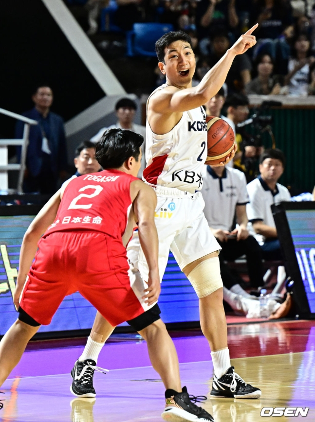 허훈(오른쪽)이 22일 오후 서울 잠실학생체육관에서 열린 KB국민은행 2023 남자농구 국가대표 평가전에서 지시를 내리고 있다.
