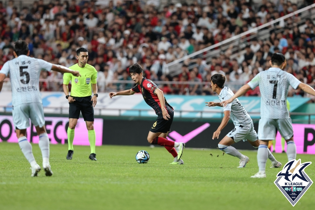 기성용(가운데). /사진=한국프로축구연맹