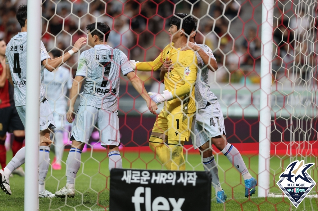 김동헌 인천 골키퍼가 페널티킥을 막아내고 동료들의 응원을 받고 있다. /사진=한국프로축구연맹