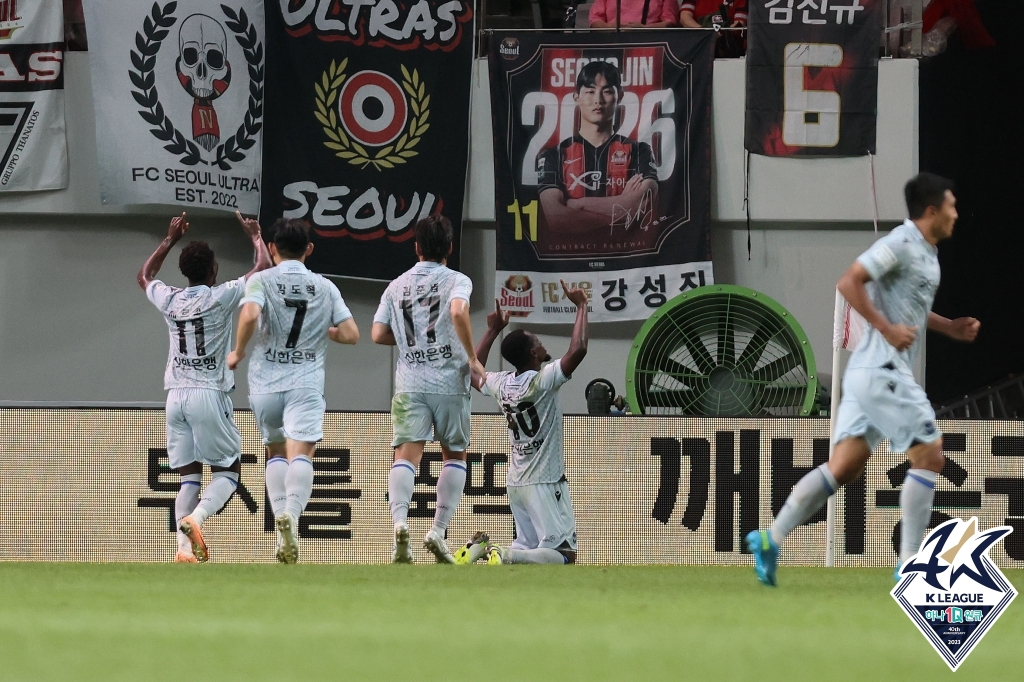인천 공격수 음포쿠(왼쪽 네번째)가 /사진=한국프로축구연맹