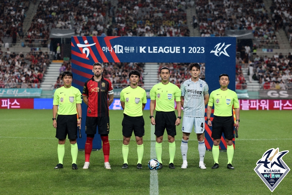 양팀의 주장과 심판진이 킥오프 전 기념 촬영을 하고 있다. /사진=한국프로축구연맹