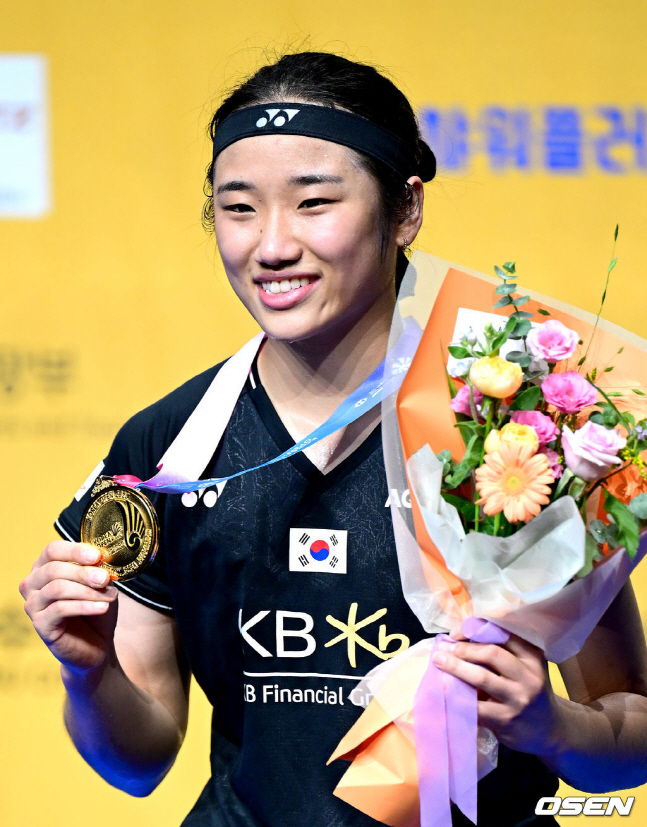 우승 후 시상식에서 금메달을 목에 걸고 미소짓는 안세영. /사진=OSEN