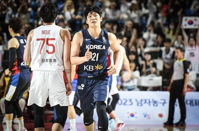 23일 잠실학생체육관에서 열린 한국와 일본의 평가전. 한국 대표팀 이대헌(오른쪽)이 경기에 집중하고 있다. /사진=대한민국농구협회 제공