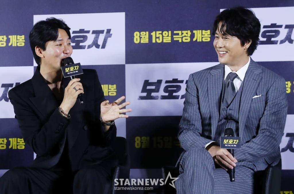 배우 김남길이 24일 오전 서울 용산구 아이파크몰 CGV에서 진행된 영화 '보호자' 제작보고회에서 사회자 박경림의 질의에 답하고 있다. 정우성 감독의 첫 장 영화인 '보호자'는 10년 만에 출소해 몰랐던 딸의 존재를 알고 평범하게 살기를 원하는 수혁과 그를 노리는 이들 사이의 이야기를 그린 액션 영화다. 내달 15일 개봉. 2023.07.24 /사진=김창현 기자 chmt@