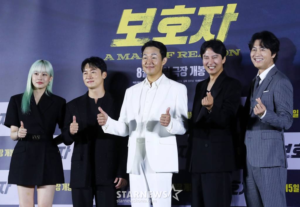 배우 박유나, 김준한, 박성웅, 김남길, 정우성 감독이 24일 오전 서울 용산구 아이파크몰 CGV에서 진행된 영화 '보호자' 제작보고회에 참석해 포즈를 취하고 있다. 정우성 감독의 첫 장 영화인 '보호자'는 10년 만에 출소해 몰랐던 딸의 존재를 알고 평범하게 살기를 원하는 수혁과 그를 노리는 이들 사이의 이야기를 그린 액션 영화다. 내달 15일 개봉. 2023.07.24 /사진=김창현 기자 chmt@