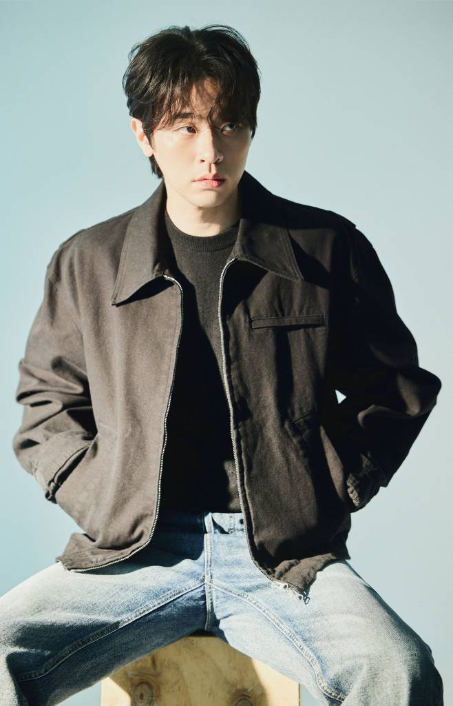 배우 박정민이 24일 오전 서울 종로구 삼청동의 한 카페에서 진행된 영화 '밀수' 개봉 관련 인터뷰를 위해 포즈를 취하고 있다. 박정민은 극 중 카리스마 있는 춘자(김혜수 분)와 진숙(염정아 분) 사이에서 찍 소리 한 번 못해보고 막내 역할에 충실해온 장도리 역을 맡았다. '밀수'는 바다에 던져진 생필품을 건지며 생계를 이어가던 사람들 앞에 일생일대의 큰 판이 벌어지면서 휘말리는 해양범죄활극. 오는 26일 개봉. / 사진제공 = 샘컴퍼니 /사진=김창현 기자 chmt@