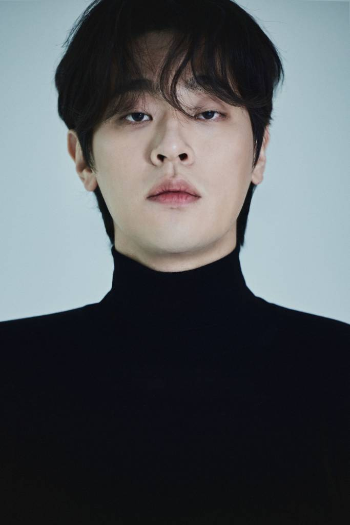 배우 박정민이 24일 오전 서울 종로구 삼청동의 한 카페에서 진행된 영화 '밀수' 개봉 관련 인터뷰를 위해 포즈를 취하고 있다. 박정민은 극 중 카리스마 있는 춘자(김혜수 분)와 진숙(염정아 분) 사이에서 찍 소리 한 번 못해보고 막내 역할에 충실해온 장도리 역을 맡았다. '밀수'는 바다에 던져진 생필품을 건지며 생계를 이어가던 사람들 앞에 일생일대의 큰 판이 벌어지면서 휘말리는 해양범죄활극. 오는 26일 개봉. / 사진제공 = 샘컴퍼니 /사진=김창현 기자 chmt@