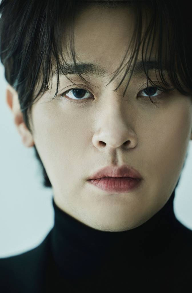 배우 박정민이 24일 오전 서울 종로구 삼청동의 한 카페에서 진행된 영화 '밀수' 개봉 관련 인터뷰를 위해 포즈를 취하고 있다. 박정민은 극 중 카리스마 있는 춘자(김혜수 분)와 진숙(염정아 분) 사이에서 찍 소리 한 번 못해보고 막내 역할에 충실해온 장도리 역을 맡았다. '밀수'는 바다에 던져진 생필품을 건지며 생계를 이어가던 사람들 앞에 일생일대의 큰 판이 벌어지면서 휘말리는 해양범죄활극. 오는 26일 개봉. / 사진제공 = 샘컴퍼니 /사진=김창현 기자 chmt@