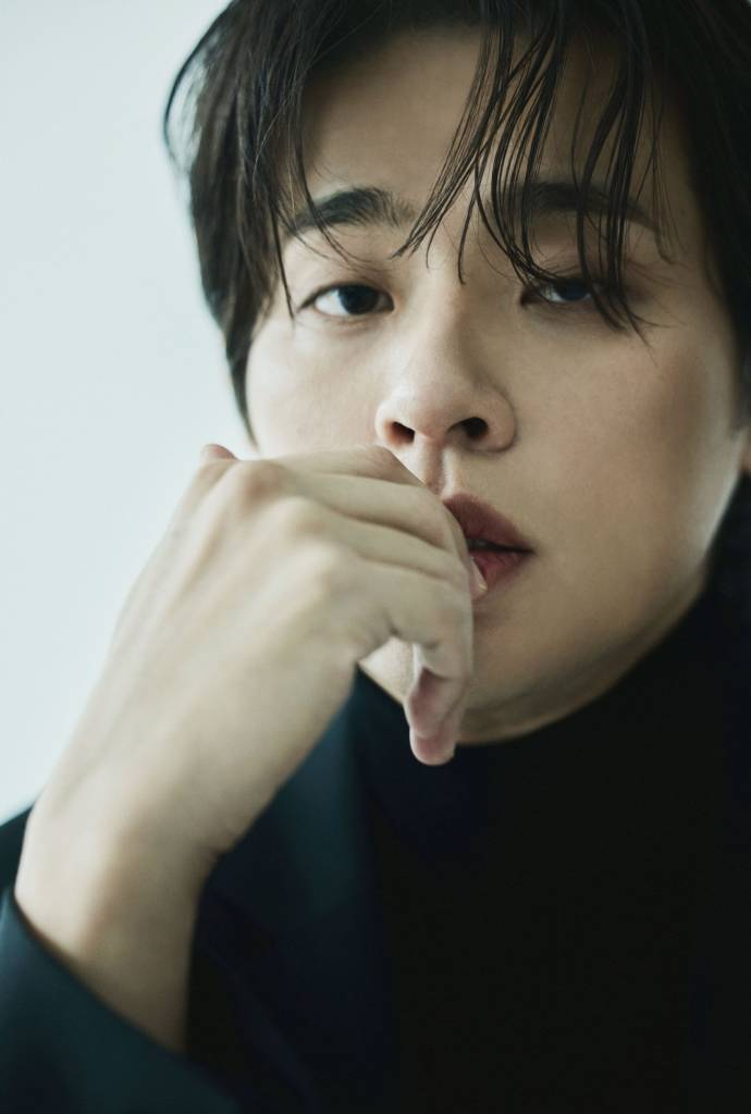 배우 박정민이 24일 오전 서울 종로구 삼청동의 한 카페에서 진행된 영화 '밀수' 개봉 관련 인터뷰를 위해 포즈를 취하고 있다. 박정민은 극 중 카리스마 있는 춘자(김혜수 분)와 진숙(염정아 분) 사이에서 찍 소리 한 번 못해보고 막내 역할에 충실해온 장도리 역을 맡았다. '밀수'는 바다에 던져진 생필품을 건지며 생계를 이어가던 사람들 앞에 일생일대의 큰 판이 벌어지면서 휘말리는 해양범죄활극. 오는 26일 개봉. / 사진제공 = 샘컴퍼니 /사진=김창현 기자 chmt@