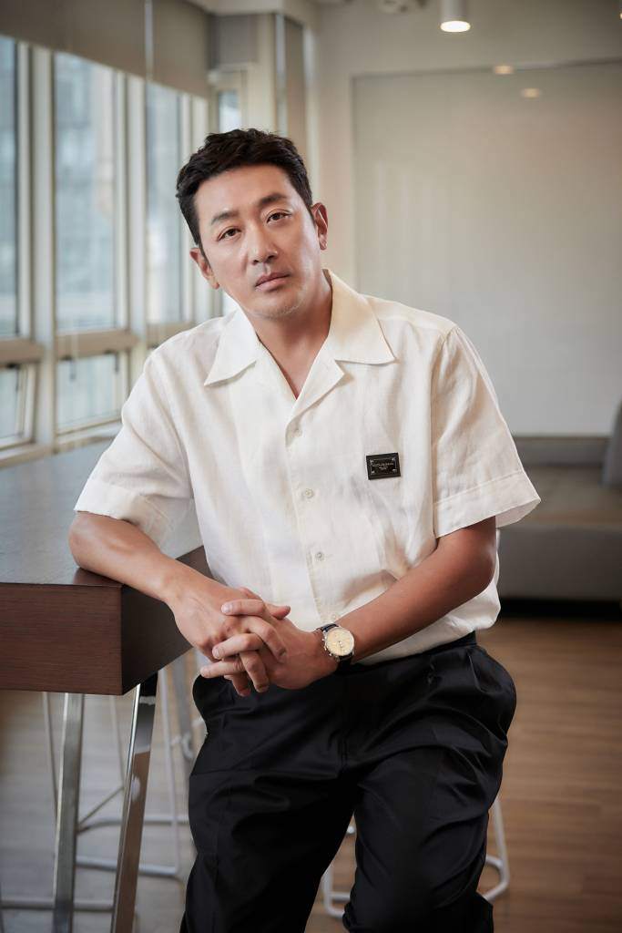 영화 '비공식작전'(감독 김성훈)의 주연배우 하정우가 24일 오후 진행된 인터뷰를 위해 포즈를 취하고 있다. /사진제공=쇼박스 2023.07.24 /사진=이동훈 기자 photoguy@