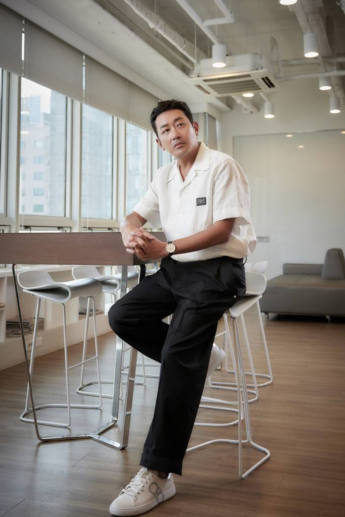 영화 '비공식작전'(감독 김성훈)의 주연배우 하정우가 24일 오후 진행된 인터뷰를 위해 포즈를 취하고 있다. /사진제공=쇼박스 2023.07.24 /사진=이동훈 기자 photoguy@