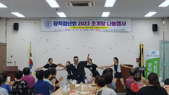 노현태(사진 가운데), 초코파이브가 나눔 봉사 행사를 했다./사진제공=스위치프로모션